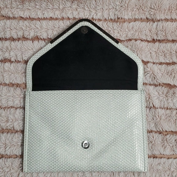 BCBG Clutch ๐ค - Picture 5 of 7